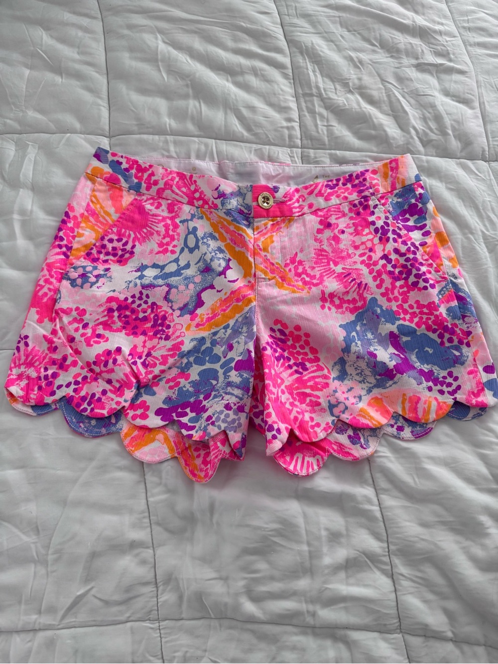 Lilly Pulitzer Scallop-Hem Shorts in Bohemian Beach Print